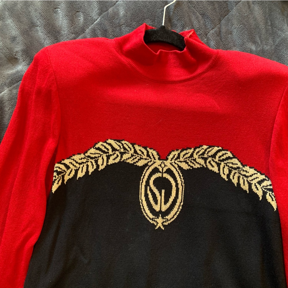 St. John size Medium, great for Christmas or holiday time!! Must see!!